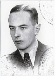 435px-Witold_Gombrowicz_Polish_passport