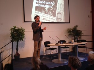 Lars Anderson (van de uitgeverij Fosfor) lanceert de Nederlandse vertaling van De dood van ambassadeur van R. Kapuściński