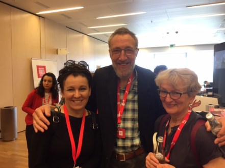 Schrijfster Olga Tokarczuk met vertaler Ad van Rijsewijk en zijn echtgenote